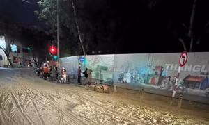 Công an Hà Nội truy tìm ô tô tải làm đổ bùn nhão khiến người đi xe máy trượt ngã
