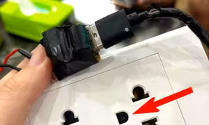 Hà Nội: Phát hiện camera giấu kín trong ổ điện nhà vệ sinh