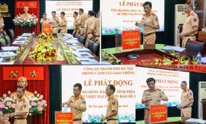 Cảnh sát giao thông chung tay ủng hộ đồng bào bị thiệt hại do cơn bão số 3