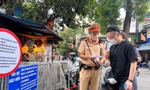 Phát tờ rơi song ngữ tuyên truyền an toàn đường sắt tại phố cà phê đường tàu