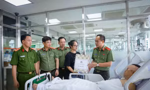 Giám đốc Công an Hà Nội thăm hỏi cán bộ bị thương khi bảo vệ an ninh cho sự kiện A80