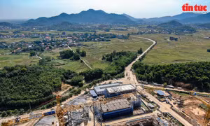 700 xe chở rác ở Hà Nội không có chỗ đổ vì người dân Nam Sơn lập chốt chặn