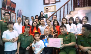 Cựu chiến binh xúc động khi được Công an Hà Nội hỗ trợ tham dự A80