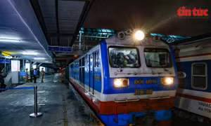 Hành khách vui mừng trên chuyến tàu về ga Hà Nội