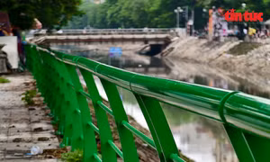 Hà Nội đang thay thế lan can rỉ sét bên bờ sông Kim Ngưu