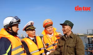 Công an Hà Nội lan tỏa phong trào thi đua 'Ba nhất' trên những tuyến sông