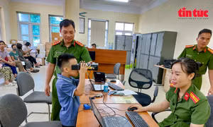 Cận cảnh quy trình cấp thẻ căn cước cho người dưới 6 tuổi ở Hà Nội