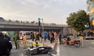 Ô tô đâm liên hoàn 6 xe máy trên phố Đào Tấn