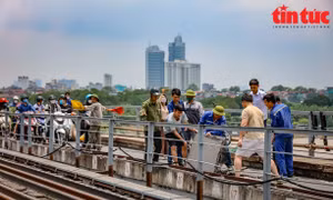 Lỗ thủng lớn trên mặt cầu Long Biên, Hà Nội