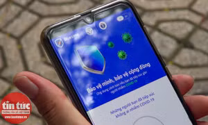 Hà Nội: Đi từng ngõ, gõ từng nhà vận động người dân cài đặt ứng dụng Bluezone