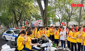 Cảnh sát nhí 'gây sốt' trên phố đi bộ hồ Hoàn Kiếm