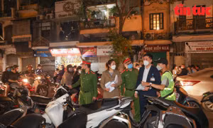 Kiểm tra đột xuất tuyến phố đi bộ, xử phạt nghiêm các vi phạm phòng dịch COVID-19 và an ninh trật tự