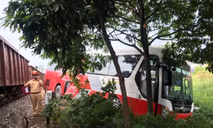 Tàu hỏa va chạm với xe đưa đón học sinh tại lối mở dân sinh, 6 cháu bé bị thương