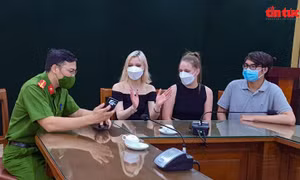 Trao trả tài sản cho 2 khách du lịch Nga