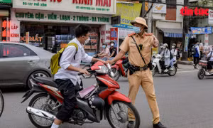 Xử lý hàng loạt học sinh không đội mũ bảo hiểm khi tham gia giao thông