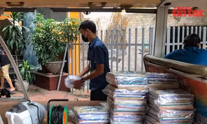 Đưa sách giáo khoa đến tận nhà học sinh trong vùng phong toả