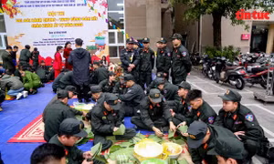 Công an Hà Nội gói bánh chưng, sẵn sàng trực chiến tại đơn vị