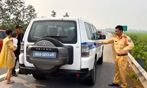 Kịp thời hỗ trợ gia đình 8 người bị hỏng xe trên cao tốc