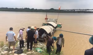 Khẩn trương tìm kiếm 2 học sinh mất tích trên sông Đuống
