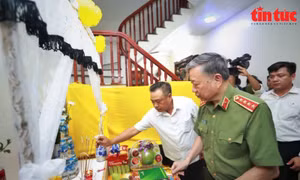 Bộ trưởng Bộ Công an thăm, động viên gia đình các chiến sỹ hy sinh khi làm nhiệm vụ