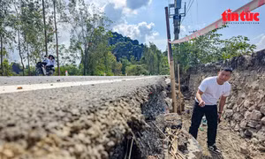 Sụt lún hàng trăm mét bờ kè dọc tuyến đường Tế Tiêu-An Phú