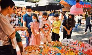 Người nghệ nhân miệt mài nặn tò he, lưu giữ nét Trung thu truyền thống trên con phố Hàng Mã