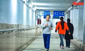 Người dân Hà Nội xuống hầm đi bộ tập thể dục trong ngày giá rét