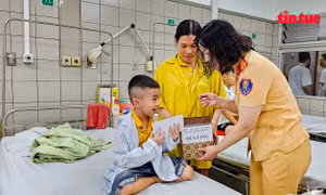 Cảnh sát giao thông mang Tết thiếu nhi đến với trẻ em ở bệnh viện
