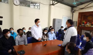 Thăm hỏi gia đình có nạn nhân tử vong trong vụ cháy tại Kim Liên, Hà Nội