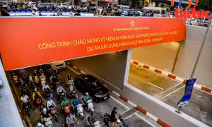 Hàng loạt phương tiện đi ngược chiều trong ngày đầu thông xe hầm chui Lê Văn Lương