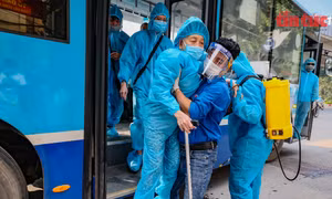 Xúc động hình ảnh người già, trẻ em phường Thanh Xuân Trung trở về nhà sáng 29/9