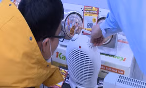 Hà Nội rét đậm, người dân đổ xô mua thiết bị sưởi ấm
