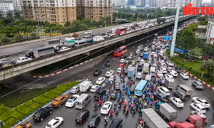 Hà Nội: Nhiều tuyến đường vành đai ùn tắc, người dân chôn chân trong mưa