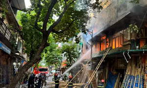 Dập tắt đám cháy quán cà phê trên phố cổ Hà Nội