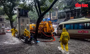 Công nhân thoát nước Hà Nội căng mình ứng trực trong bão số 10