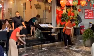 Hà Nội yêu cầu chấn chỉnh nhà hàng đổ nước xà phòng 'đuổi' người xem A80