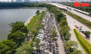 ‘Biển người’ đổ về công viên ven đô của Hà Nội cắm trại