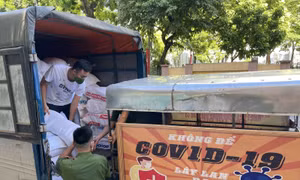 Công an Thủ đô tặng quà cho người dân khó khăn vì dịch COVID-19