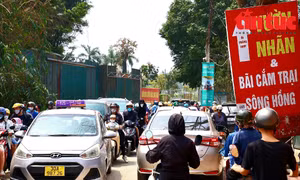 'Biển' người đổ về sông Hồng xem khí cầu bay, ùn tắc phố Thạch Cầu