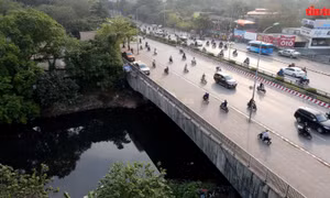 Hà Nội: 'Đón lõng' xử phạt hàng loạt xe máy chạy ngược chiều