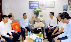 Chủ tịch TP Hà Nội: Người có công luôn là tấm gương sáng để thế hệ hôm nay noi theo