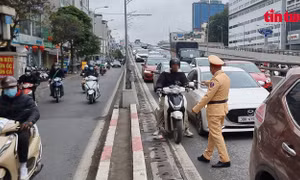 'Đón lõng' xử phạt hàng loạt xe máy cố tình đi lên Vành đai 2