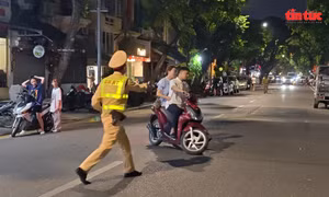 Hà Nội: Xuyên đêm kiểm tra nồng độ cồn trên phố cổ, hàng loạt 'ma men bỏ chạy