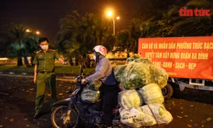 Trắng đêm tuần tra, kiểm soát 'chợ tạm di động' trên đường Yên Phụ