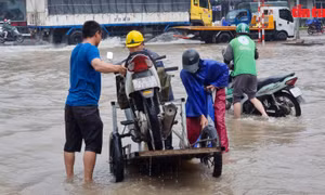 Đường gom Đại lộ Thăng Long chìm trong biển nước, nhiều xe chết máy, ùn tắc kéo dài