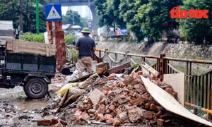 Hà Nội: Xe tự chế vô tư đổ trộm phế thải vật liệu xây dựng 