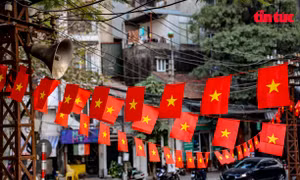 Thắm sắc cờ Tổ quốc trong góc phố bao cấp ở Hà Nội