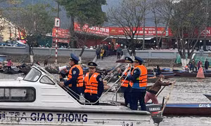 Hà Nội: Đình chỉ hoạt động nhiều xuống máy tại chùa Hương