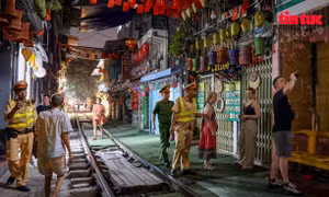 Hà Nội kiên quyết mời du khách ra khỏi phố cà phê đường tàu Khâm Thiên
