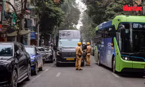 Chấn chính hoạt động xe hợp đồng trên phố cổ Hà Nội